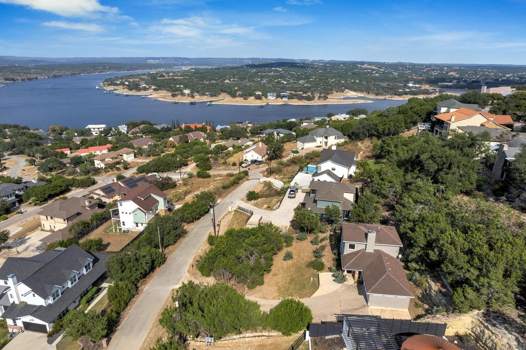 403 Rogart DR, Spicewood, TX 78669