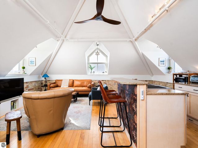 800 Cottageview Drive # 403, Traverse City, MI 49684