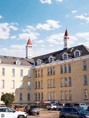 800 Cottageview Drive # 403, Traverse City, MI 49684