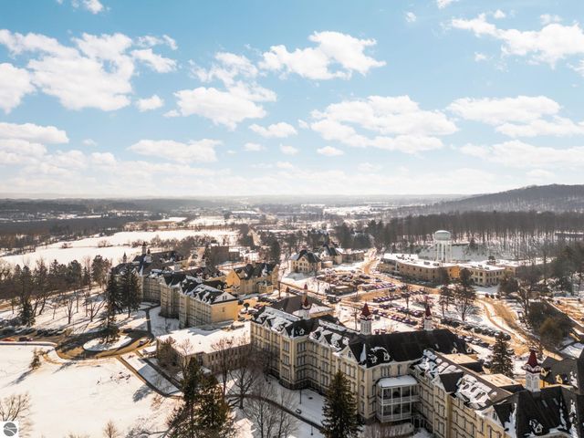 800 Cottageview Drive # 403, Traverse City, MI 49684