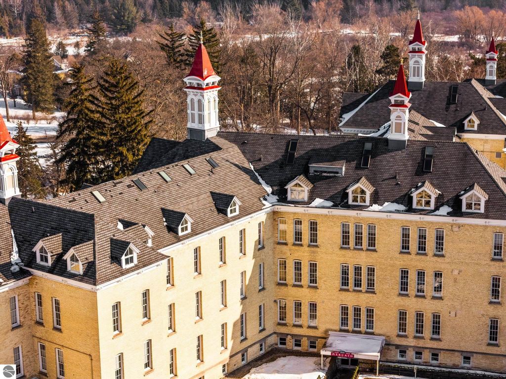 800 Cottageview Drive # 403, Traverse City, MI 49684