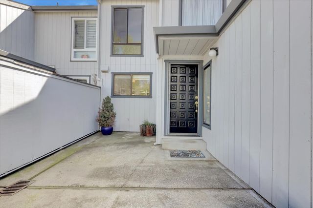 233 Woodside Ct, Grass Valley, CA 95945