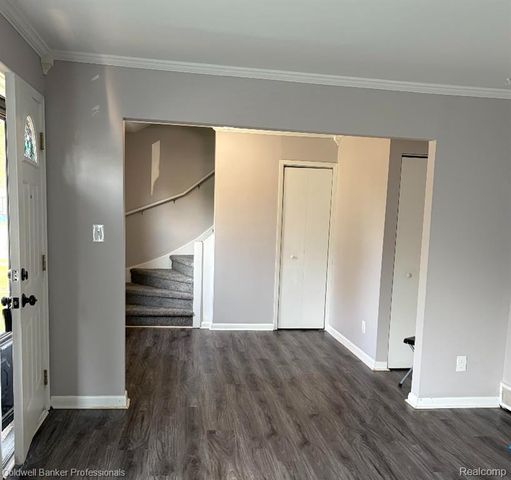 142 E Dallas Avenue, Madison Heights, MI 48071