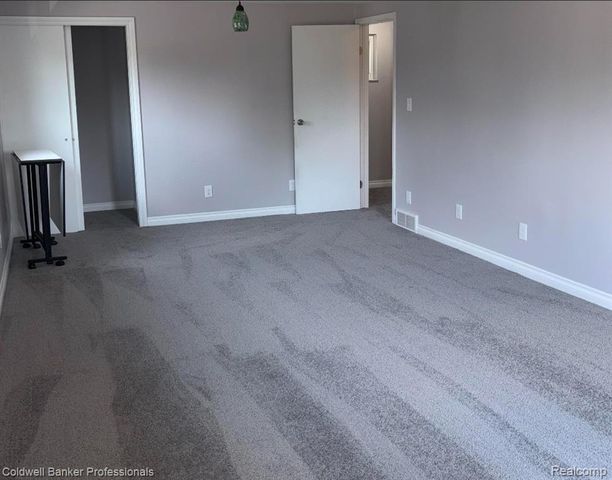 142 E Dallas Avenue, Madison Heights, MI 48071