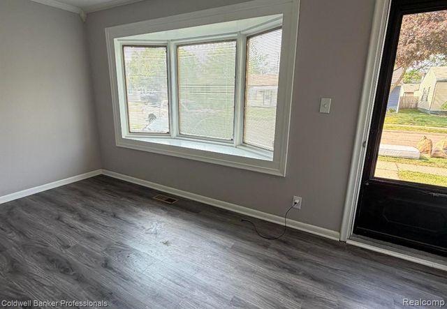 142 E Dallas Avenue, Madison Heights, MI 48071