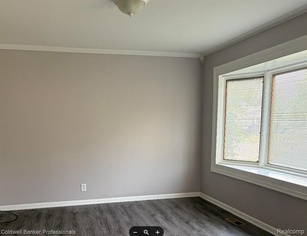 142 E Dallas Avenue, Madison Heights, MI 48071