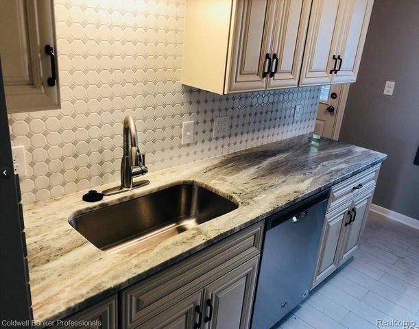 142 E Dallas Avenue, Madison Heights, MI 48071