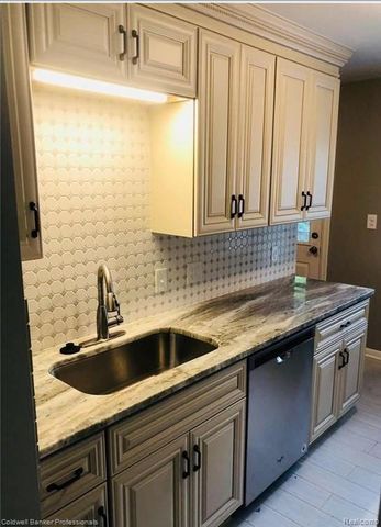 142 E Dallas Avenue, Madison Heights, MI 48071
