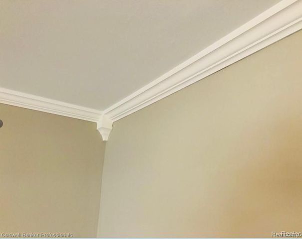 142 E Dallas Avenue, Madison Heights, MI 48071