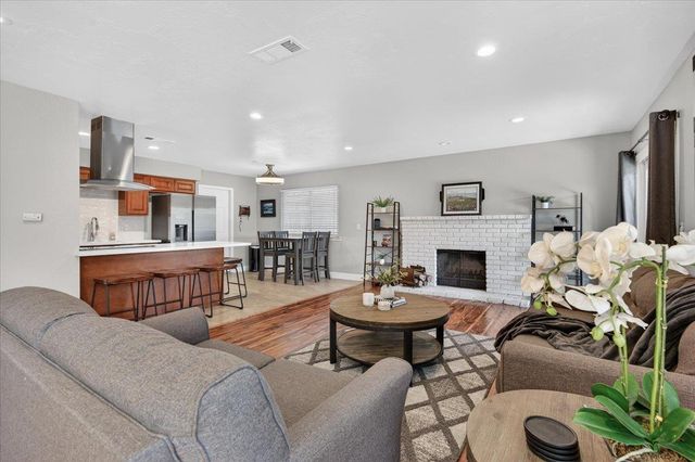 159 W Omaha Avenue, Fresno, CA 93711