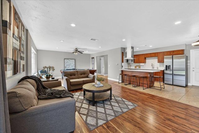 159 W Omaha Avenue, Fresno, CA 93711