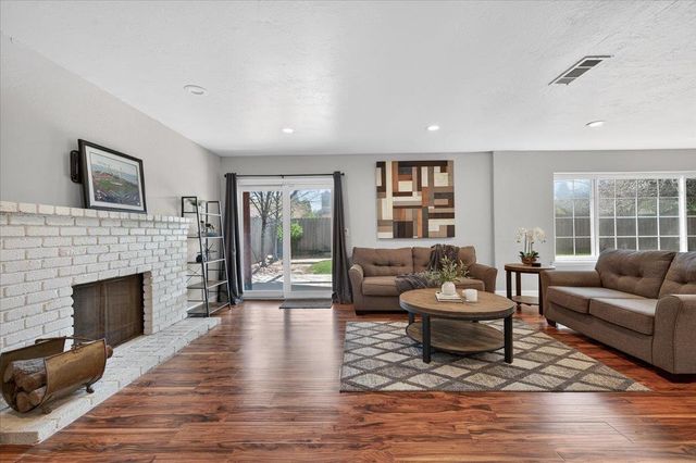 159 W Omaha Avenue, Fresno, CA 93711