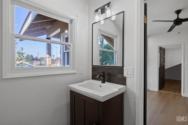2120 B Street, Bakersfield, CA 93301