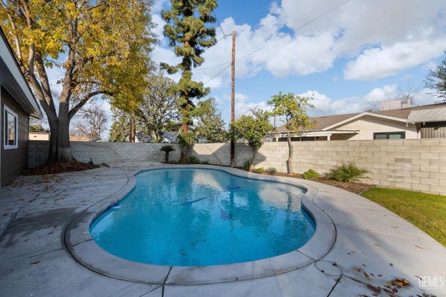 2120 B Street, Bakersfield, CA 93301