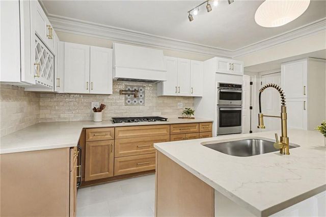 122 E 59th Street, Kansas City, MO 64113