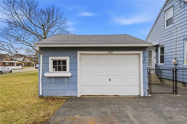 795 Mineral Springs Road, West Seneca, NY 14224