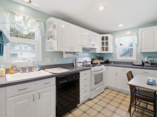 54 Hampshire St, Lowell, MA 01850
