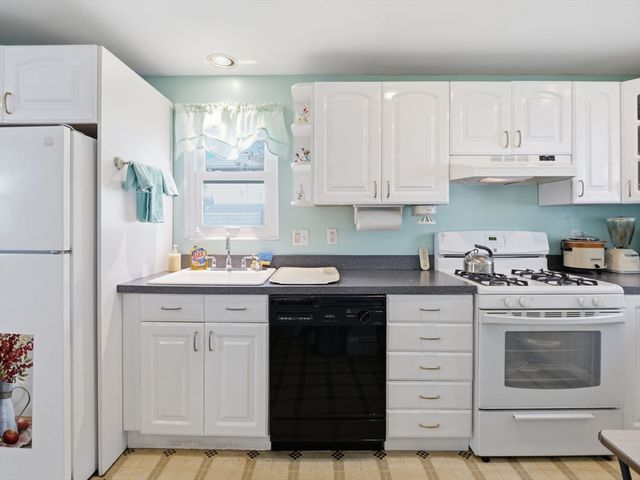 54 Hampshire St, Lowell, MA 01850