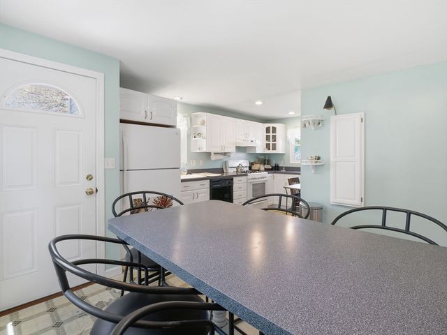 54 Hampshire St, Lowell, MA 01850
