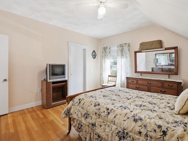 54 Hampshire St, Lowell, MA 01850