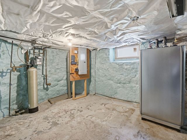 54 Hampshire St, Lowell, MA 01850