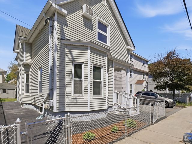 54 Hampshire St, Lowell, MA 01850