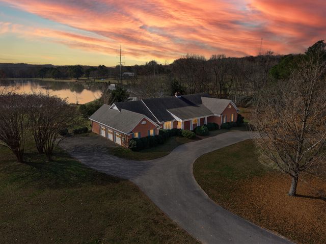 51 Timberlake Dr, Fayetteville, TN 37334