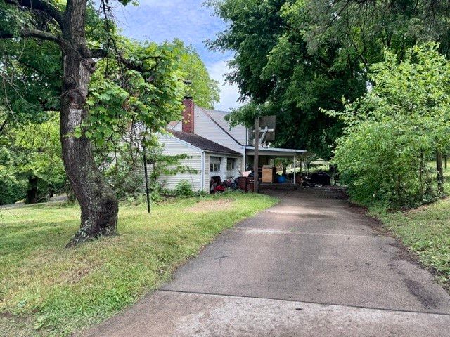 2704 Edith Dr, Lower Burrell, PA 15068