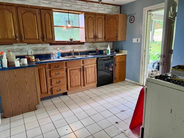 2704 Edith Dr, Lower Burrell, PA 15068