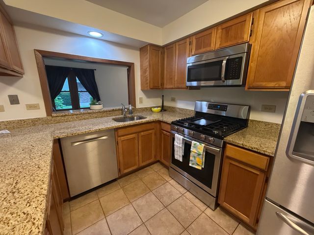 266 Greensboro Court 5, Elk Grove Village, IL 60007