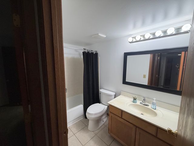 266 Greensboro Court 5, Elk Grove Village, IL 60007