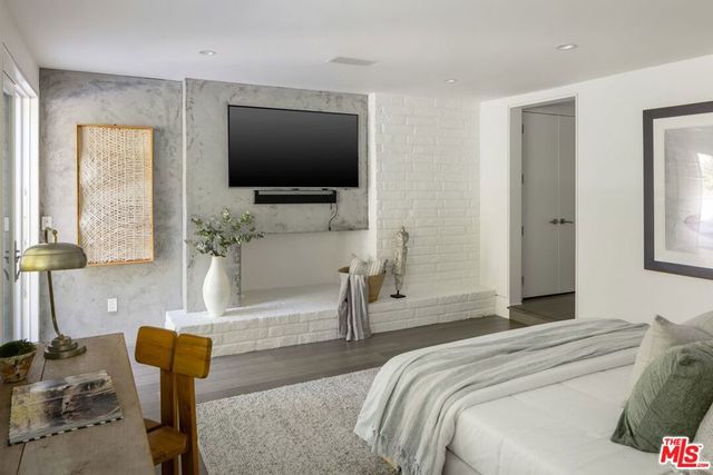 2536 Pesquera Drive, Los Angeles, CA 90049