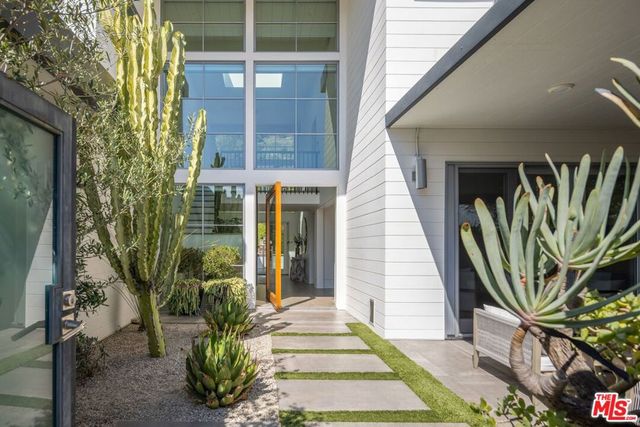 2536 Pesquera Drive, Los Angeles, CA 90049