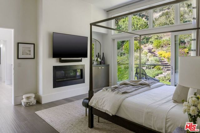 2536 Pesquera Drive, Los Angeles, CA 90049