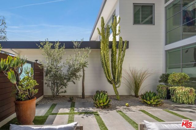 2536 Pesquera Drive, Los Angeles, CA 90049