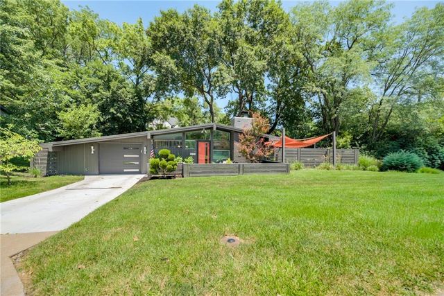 2204 W 71 Terrace, Prairie Village, KS 66208