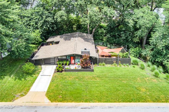 2204 W 71 Terrace, Prairie Village, KS 66208