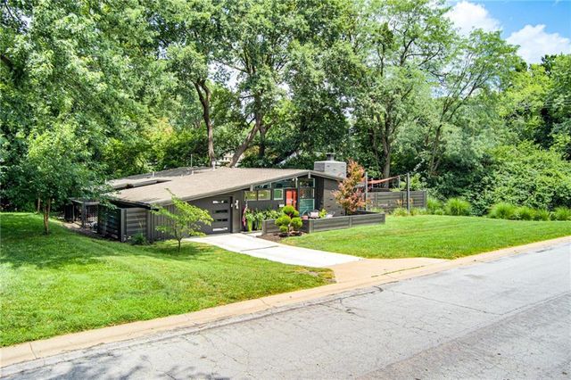 2204 W 71 Terrace, Prairie Village, KS 66208