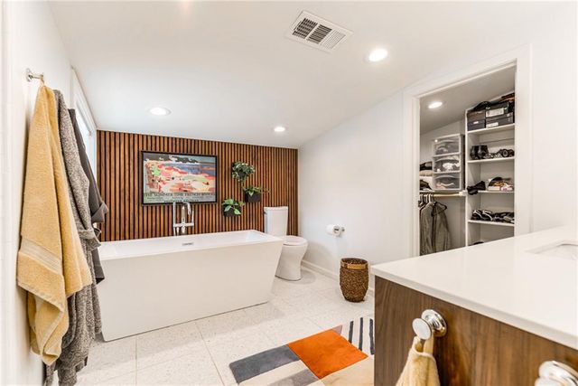 2204 W 71 Terrace, Prairie Village, KS 66208