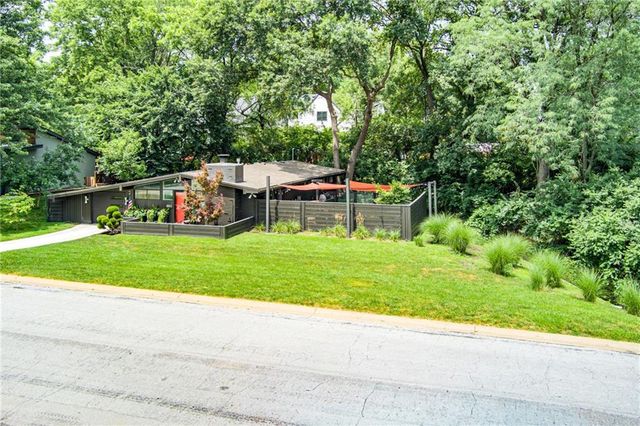 2204 W 71 Terrace, Prairie Village, KS 66208