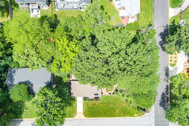 2204 W 71 Terrace, Prairie Village, KS 66208