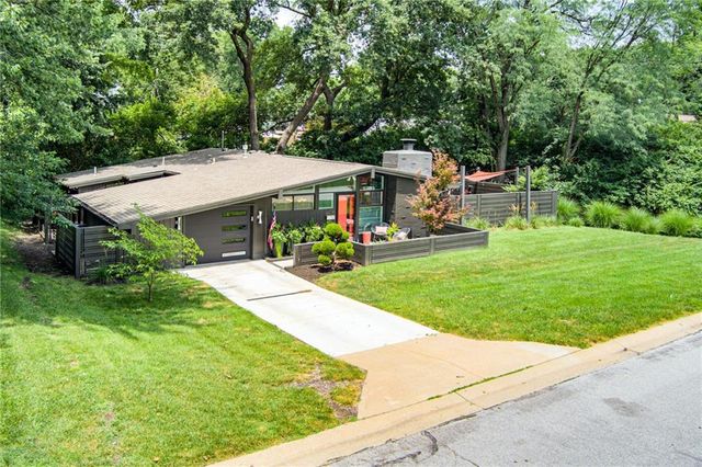 2204 W 71 Terrace, Prairie Village, KS 66208