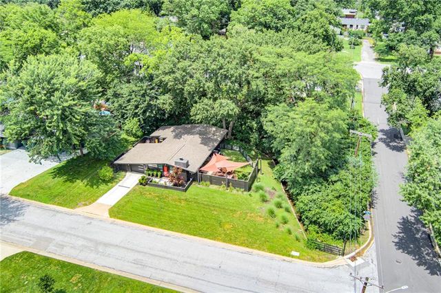 2204 W 71 Terrace, Prairie Village, KS 66208