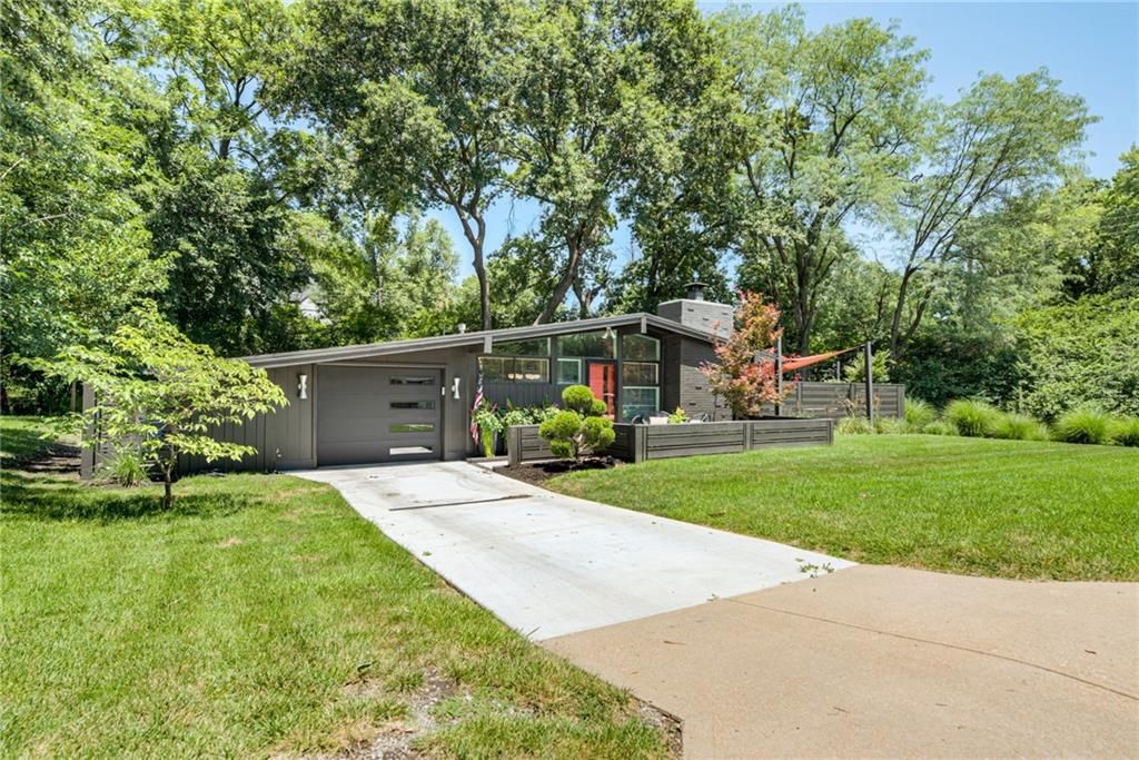 2204 W 71 Terrace, Prairie Village, KS 66208