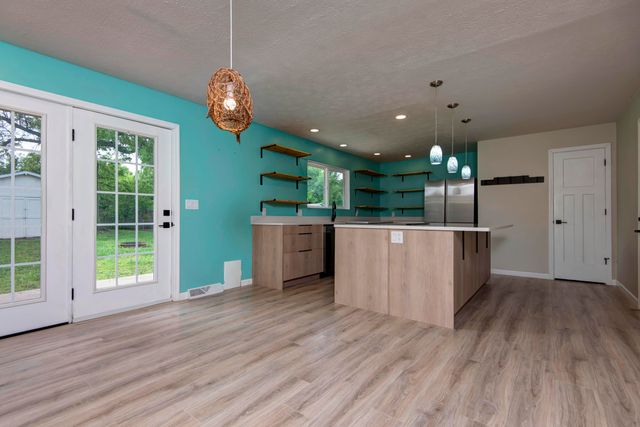 1570 E Snider Street, Springfield, MO 65803