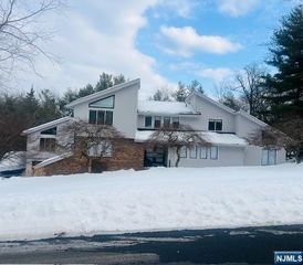 13 Lawrence Way, Cedar Grove, NJ 07009