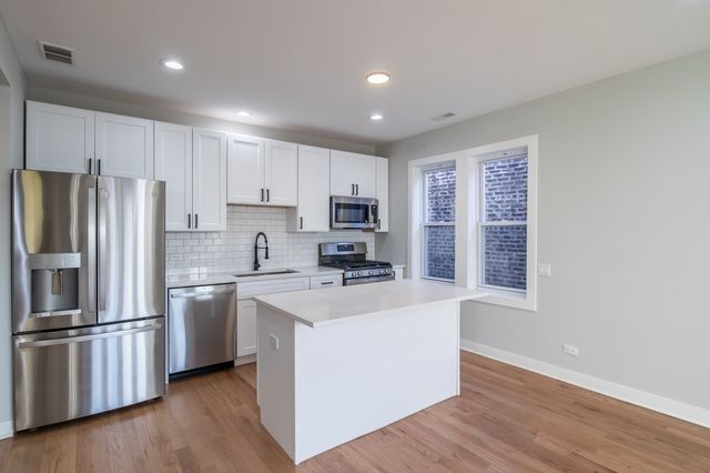 6647 S Saint Lawrence Avenue 1, Chicago, IL 60637