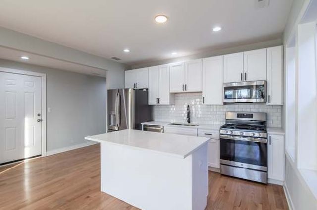 6647 S Saint Lawrence Avenue 1, Chicago, IL 60637