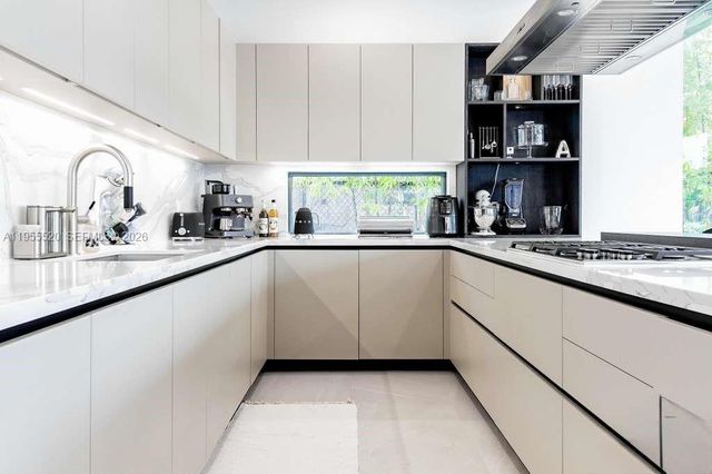 1830 NE 193rd St, Miami, FL 33179