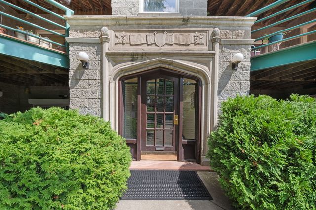 900 E 62nd Street 2E, Chicago, IL 60637